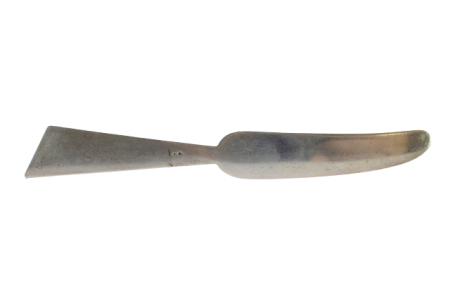 Faca para manteiga em prata perlada na pega.